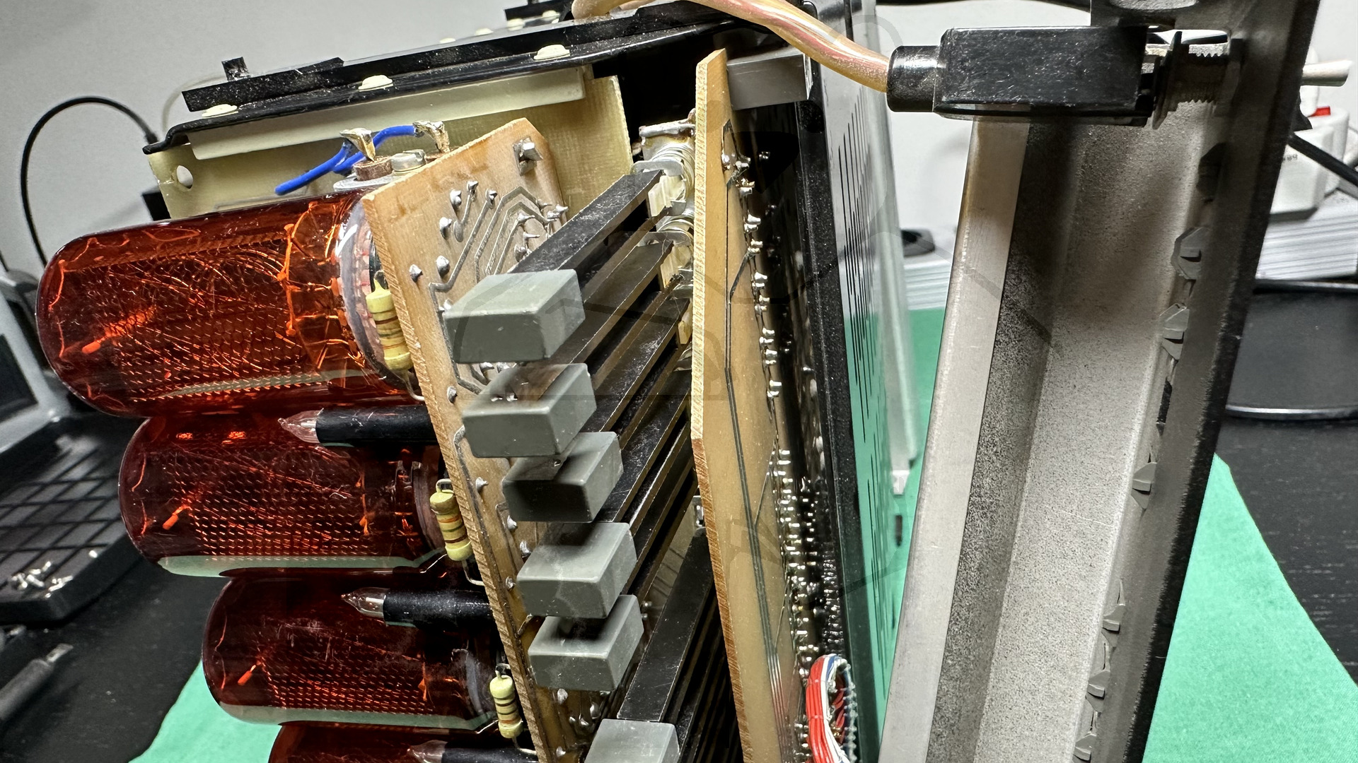 Detailaufnahme Schalter und Nixieröhren